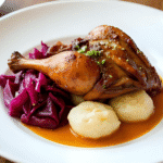 Halbe Bauernente Knusprig gebratene Ente mit würzigem Rotkraut und hausgemachten Kartoffelklößen. 33