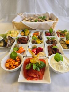 Auswahl leckerer Antipasti als Vorspeisen