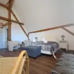 Schloss Krugsdorf: Elegantes Schlafzimmer mit Holzarchitektur und modernem Komfort.