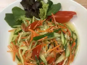 Frisch zubereiteter Salat aus Gurken, Möhren, Tomaten und weiteren Zutaten