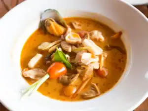 Thailändische Suppe mit Garnelen und diversen Gewürzen im Restaurant bei Pasewalk