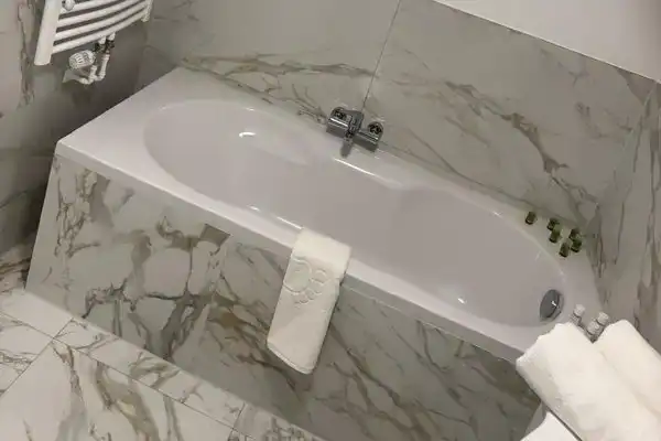 Doppelzimmer mit Badewanne in Schloss Krugsdorf bei Pasewalk