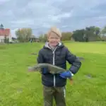 Beim Familientreffen mit Kindern in der Uckermark können Kinder Angeln und Natur erleben