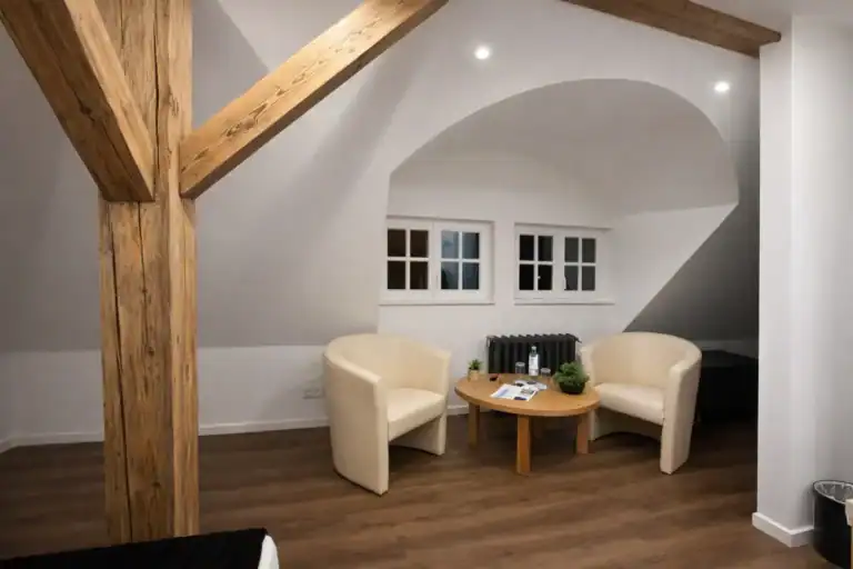 Sitzgelegenheit in der Schlossmansarde